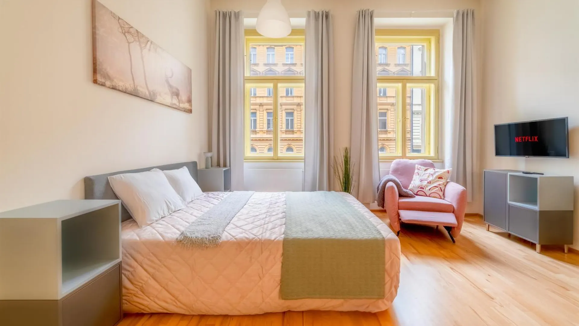 Historic City Center Deer Suite By Rentez Prague
