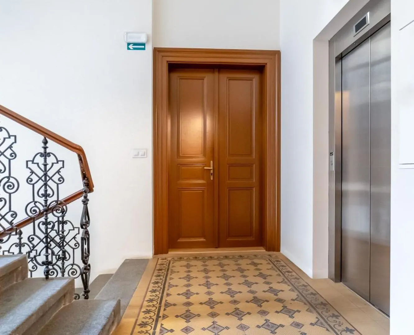 Historic City Center Deer Suite By Rentez Πράγα