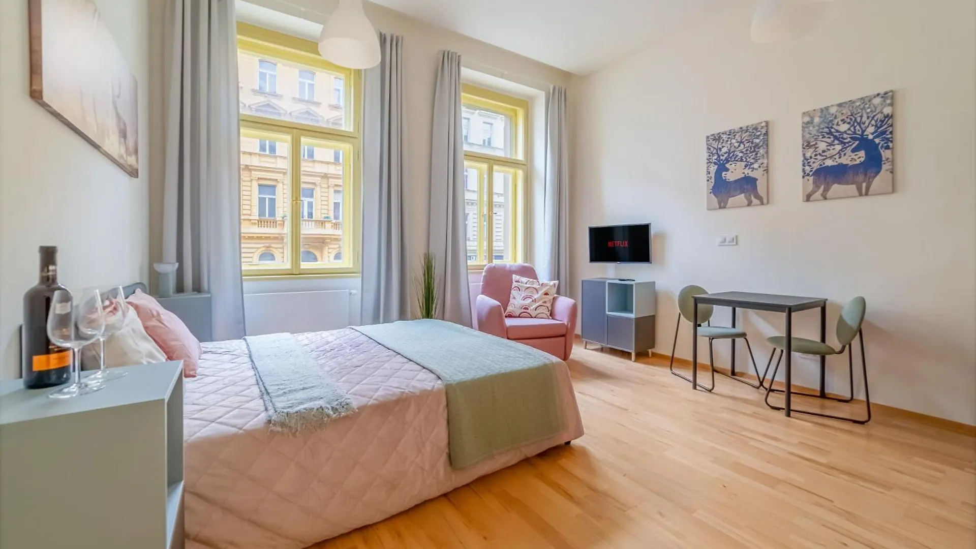 Historic City Center Deer Suite By Rentez Praha Česká republika