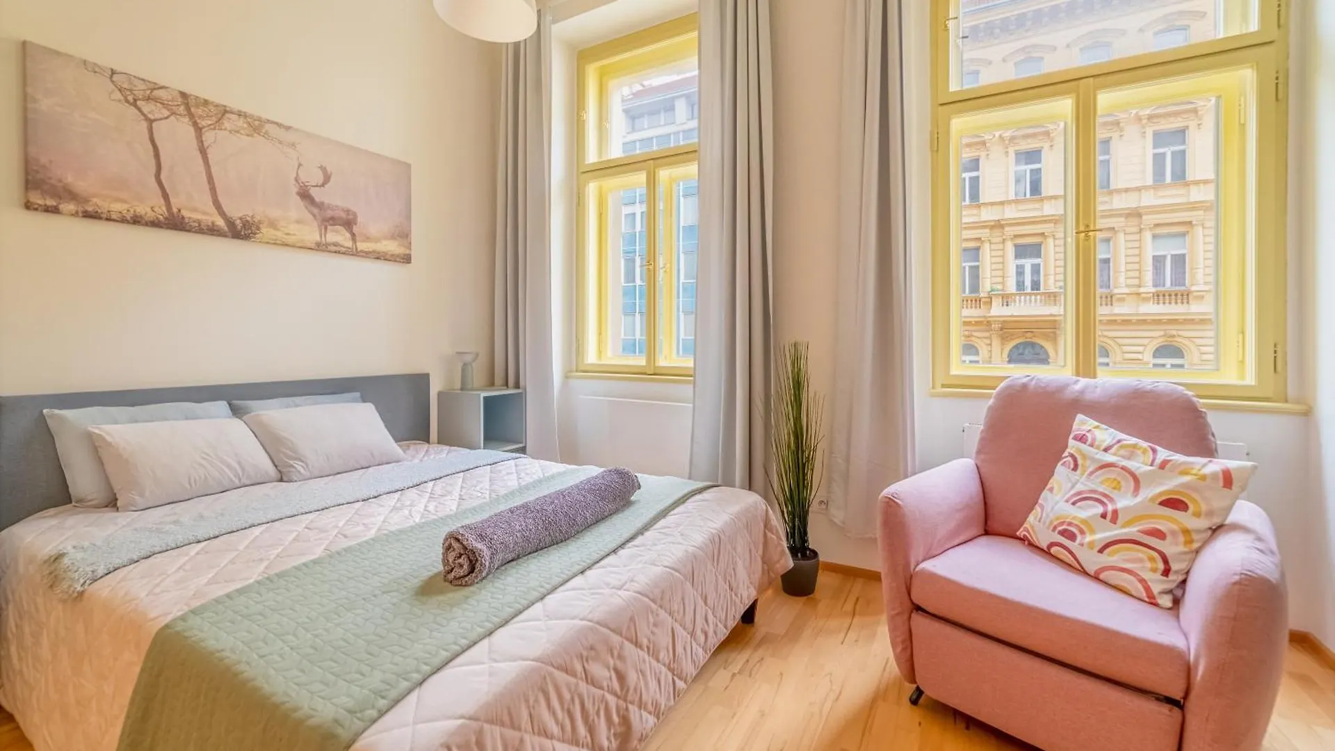 Historic City Center Deer Suite By Rentez Prague