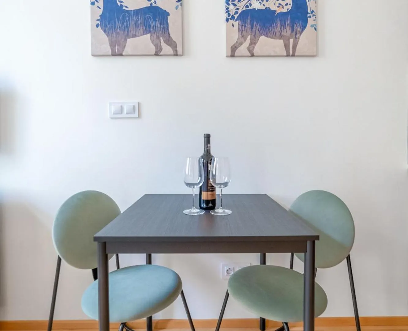 Historic City Center Deer Suite By Rentez Praha Česká republika
